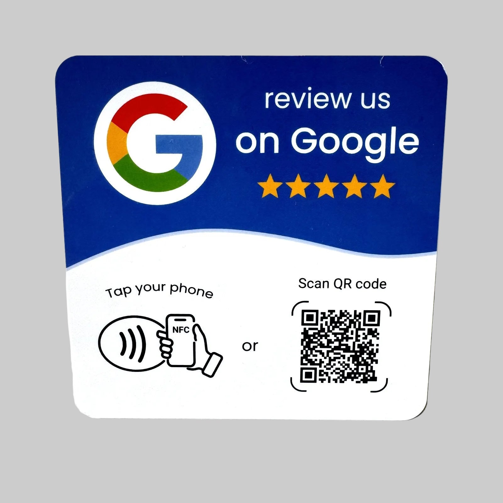 Google Review Kaart NFC en QR van ReviewWave op een houten tafel