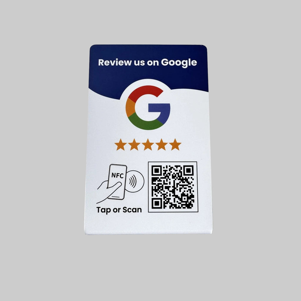 Klant scant de ReviewWave Google Review Staander met een telefoon