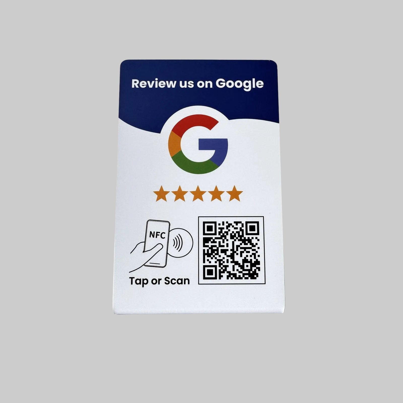 Klant scant de ReviewWave Google Review Staander met een telefoon