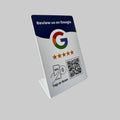 ReviewWave Google Review Staander met NFC en QR-code op een toonbank