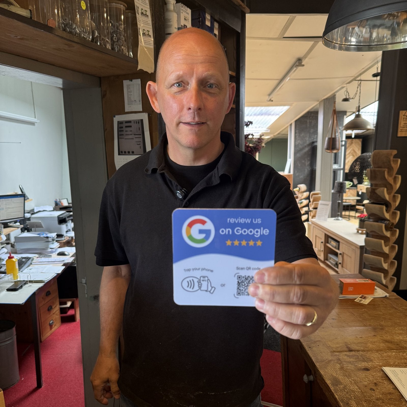 ReviewWave Google Review Kaart neergelegd in een winkel