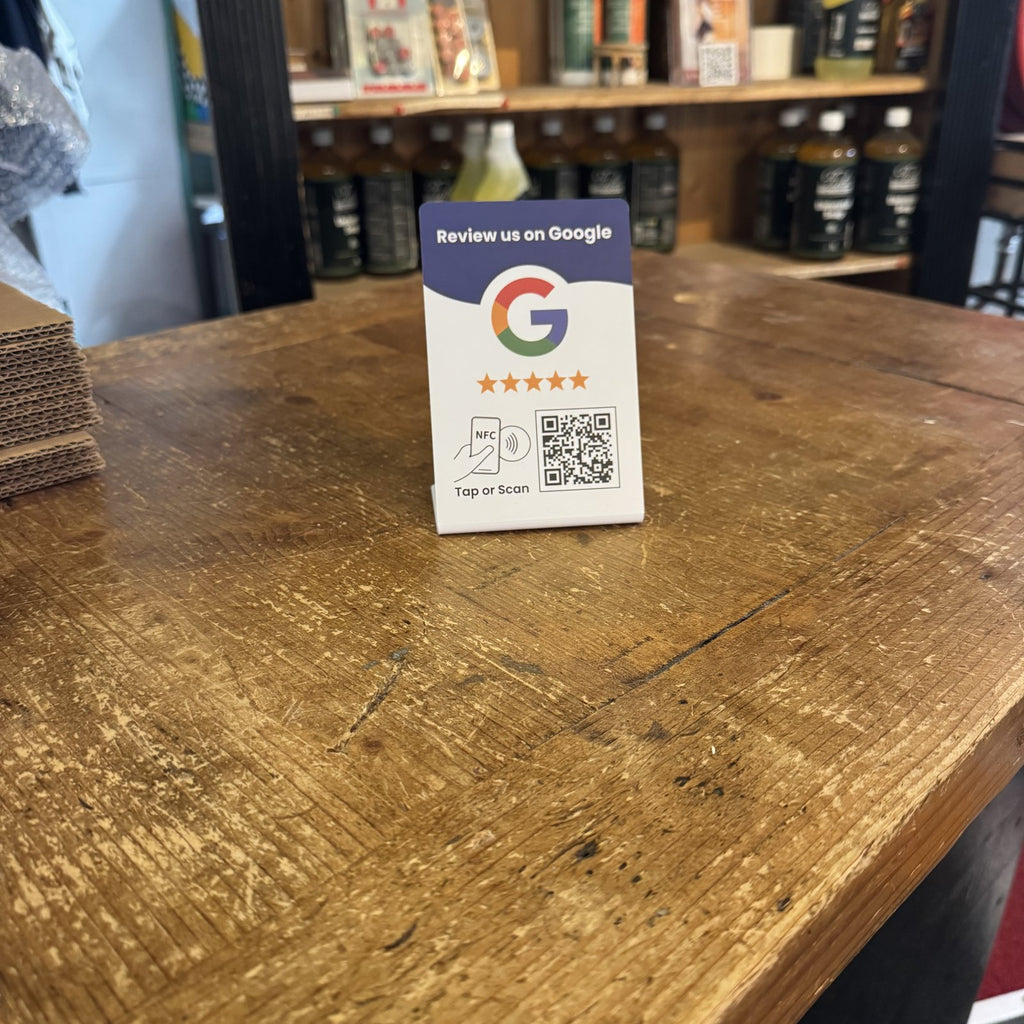 ReviewWave Google Review Staander in gebruik bij een lokale zaak