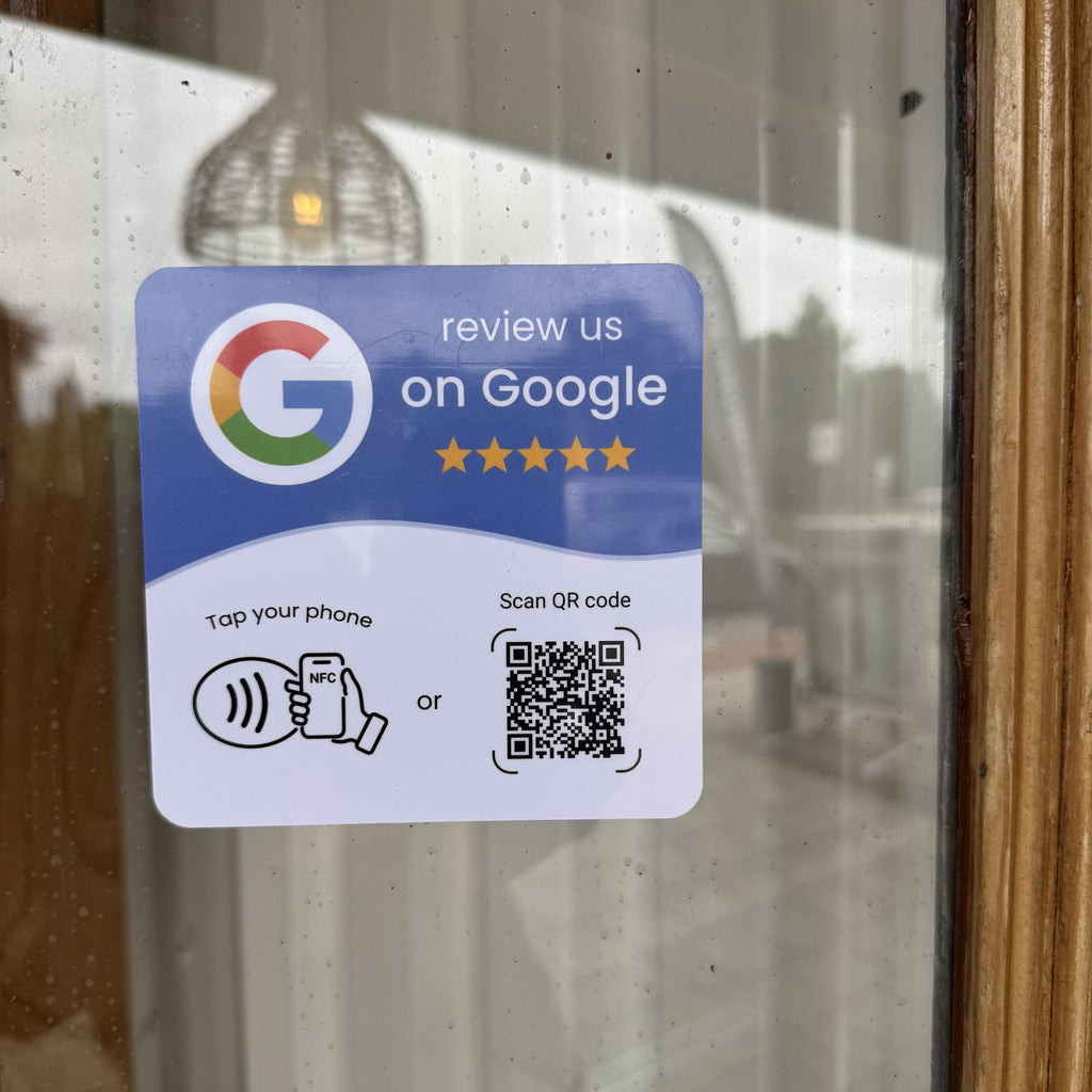 ReviewWave Google Review Kaart bij de kassa van een lokale ondernemer
